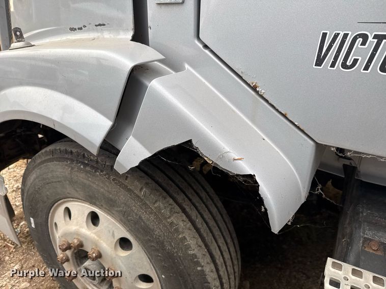 image for item EJ3282 2011 Volvo VN semi truck