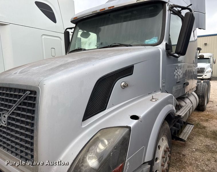 image for item EJ3282 2011 Volvo VN semi truck
