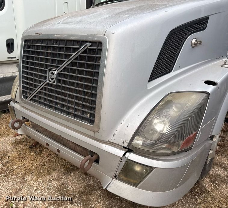 image for item EJ3282 2011 Volvo VN semi truck