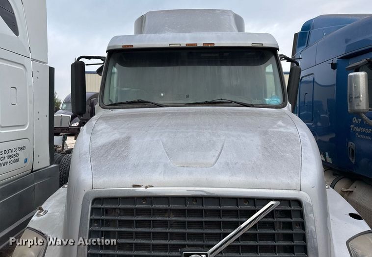 image for item EJ3282 2011 Volvo VN semi truck