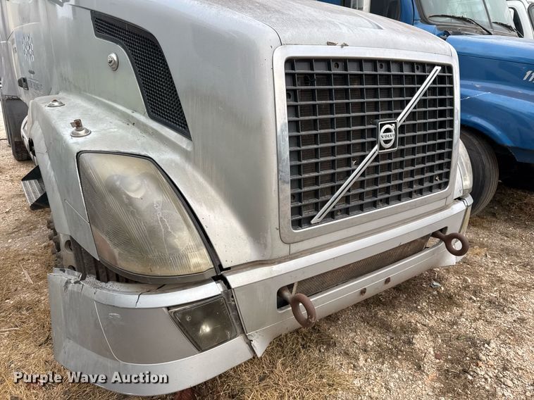 image for item EJ3282 2011 Volvo VN semi truck