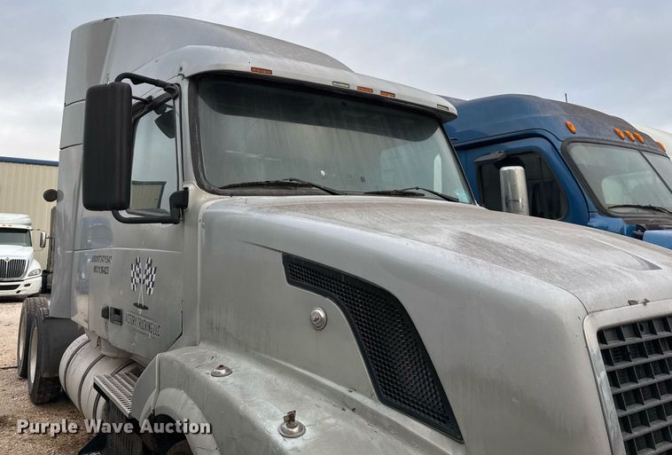 image for item EJ3282 2011 Volvo VN semi truck