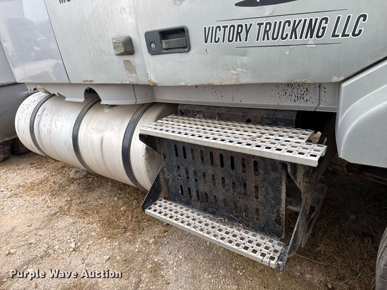 image for item EJ3282 2011 Volvo VN semi truck