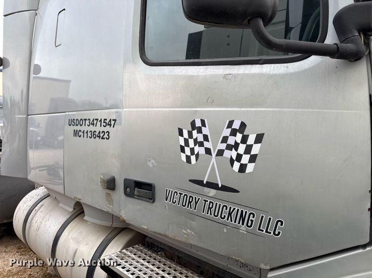 image for item EJ3282 2011 Volvo VN semi truck