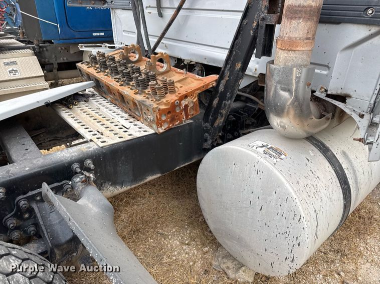 image for item EJ3282 2011 Volvo VN semi truck