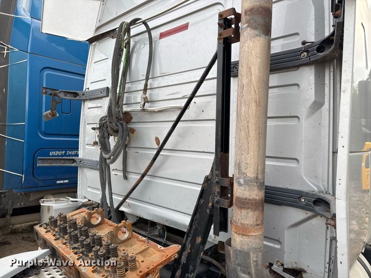 image for item EJ3282 2011 Volvo VN semi truck