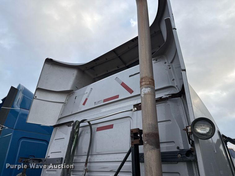 image for item EJ3282 2011 Volvo VN semi truck