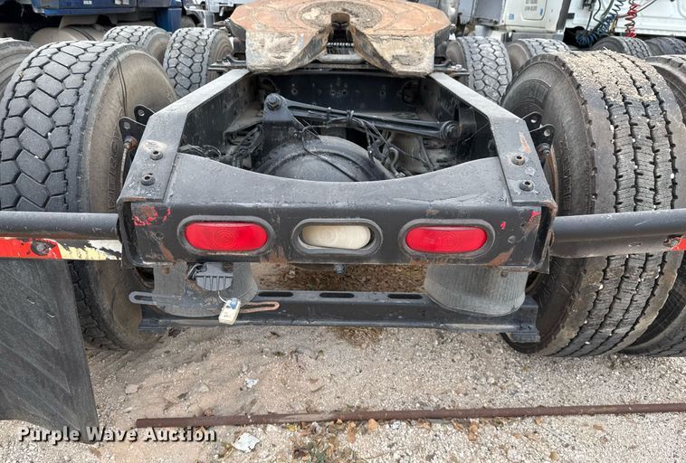 image for item EJ3282 2011 Volvo VN semi truck