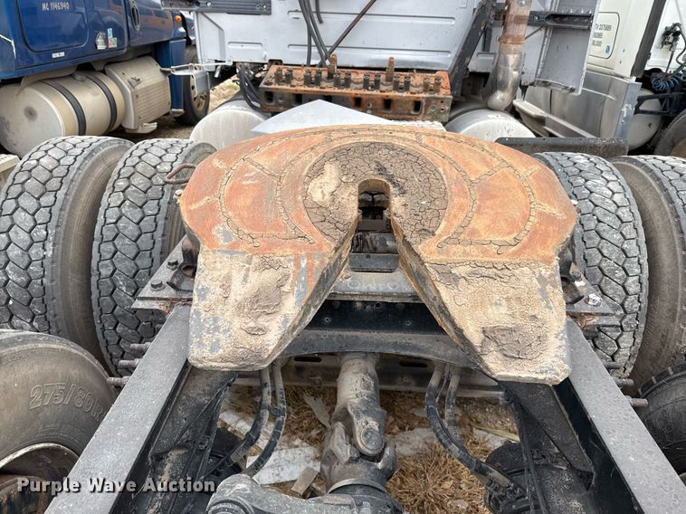 image for item EJ3282 2011 Volvo VN semi truck