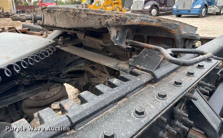 image for item EJ3282 2011 Volvo VN semi truck