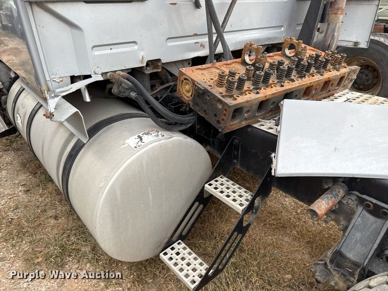 image for item EJ3282 2011 Volvo VN semi truck