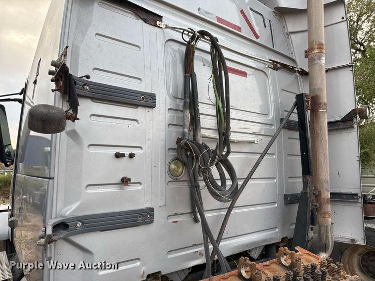 image for item EJ3282 2011 Volvo VN semi truck