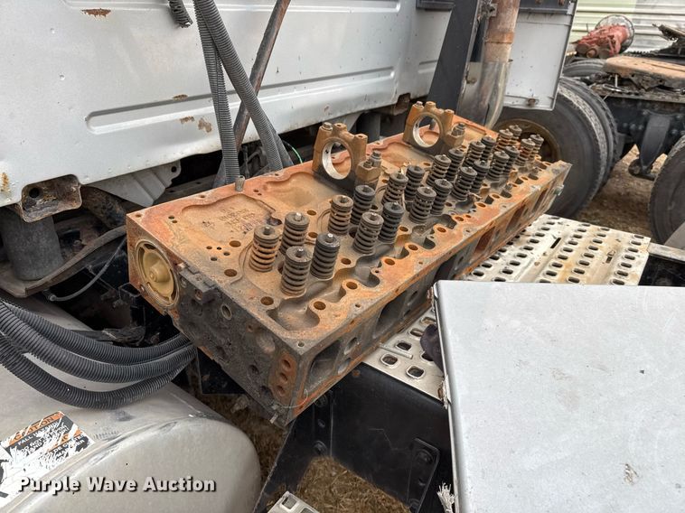 image for item EJ3282 2011 Volvo VN semi truck