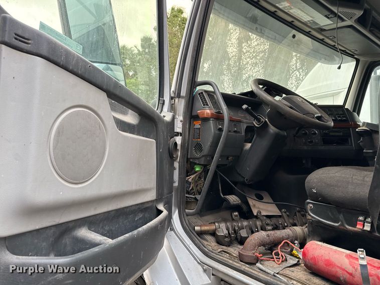 image for item EJ3282 2011 Volvo VN semi truck