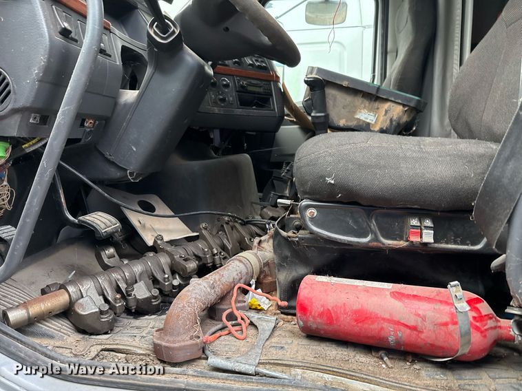 image for item EJ3282 2011 Volvo VN semi truck