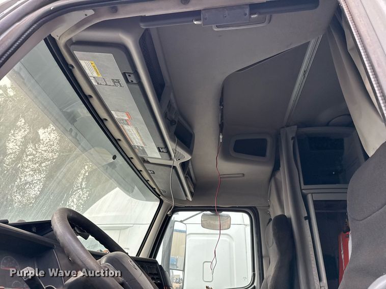 image for item EJ3282 2011 Volvo VN semi truck