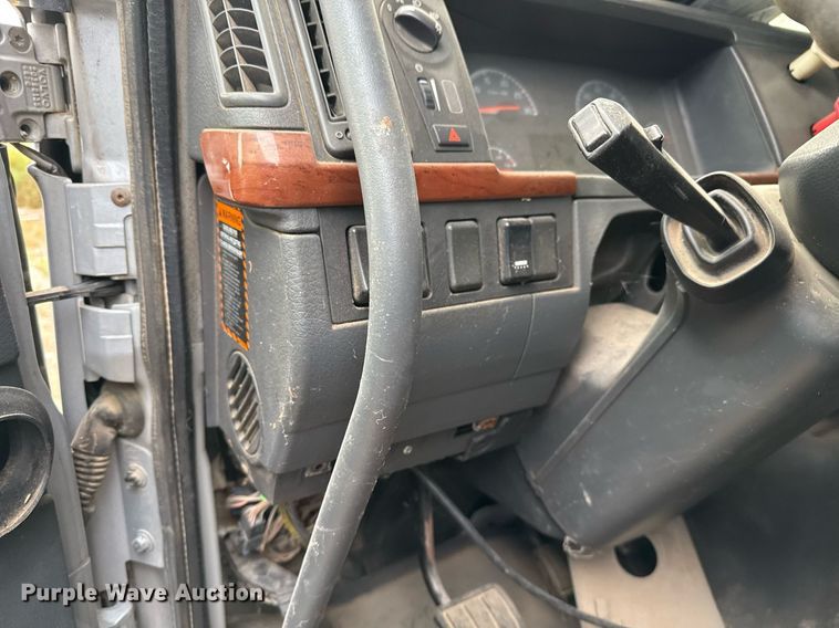 image for item EJ3282 2011 Volvo VN semi truck