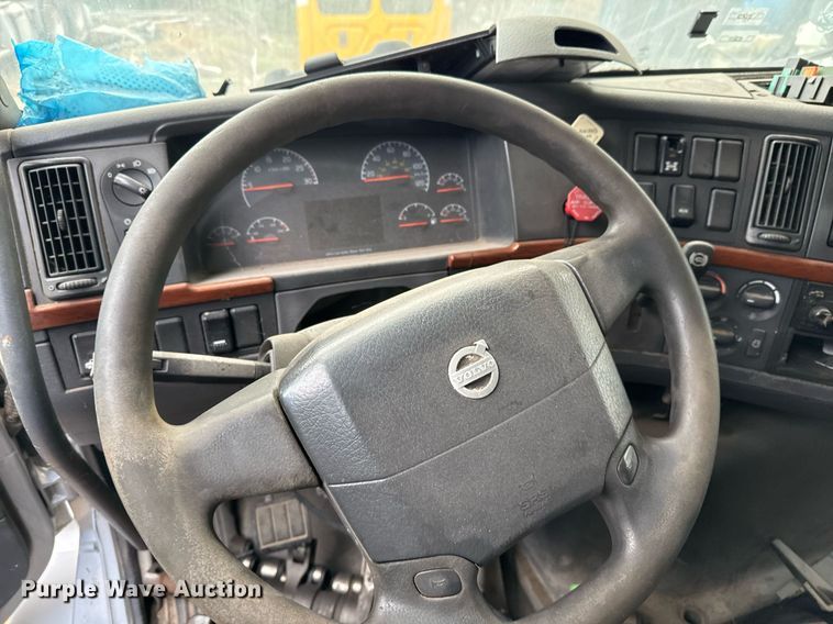 image for item EJ3282 2011 Volvo VN semi truck