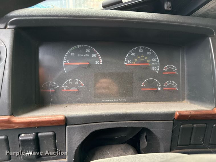 image for item EJ3282 2011 Volvo VN semi truck