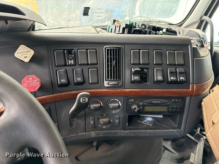 image for item EJ3282 2011 Volvo VN semi truck