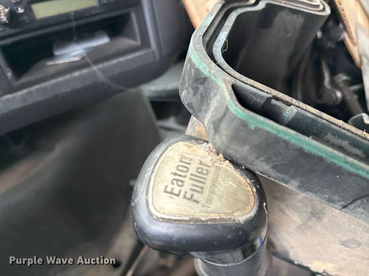 image for item EJ3282 2011 Volvo VN semi truck