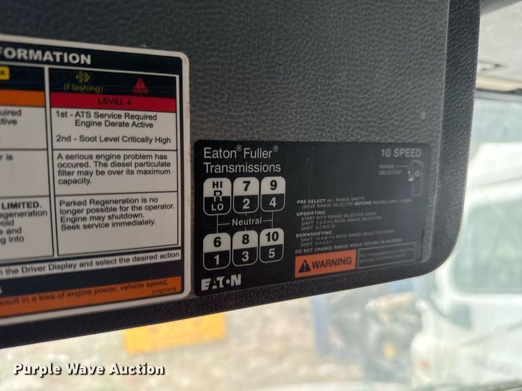 image for item EJ3282 2011 Volvo VN semi truck