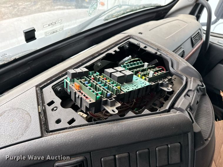 image for item EJ3282 2011 Volvo VN semi truck