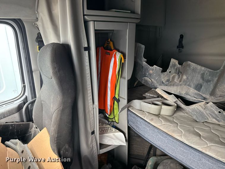 image for item EJ3282 2011 Volvo VN semi truck