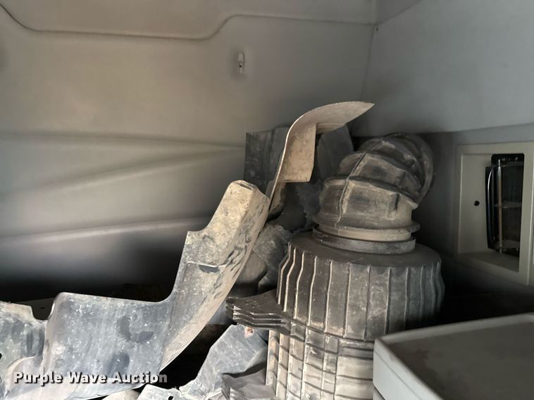 image for item EJ3282 2011 Volvo VN semi truck