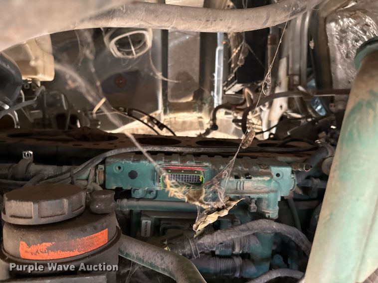 image for item EJ3282 2011 Volvo VN semi truck