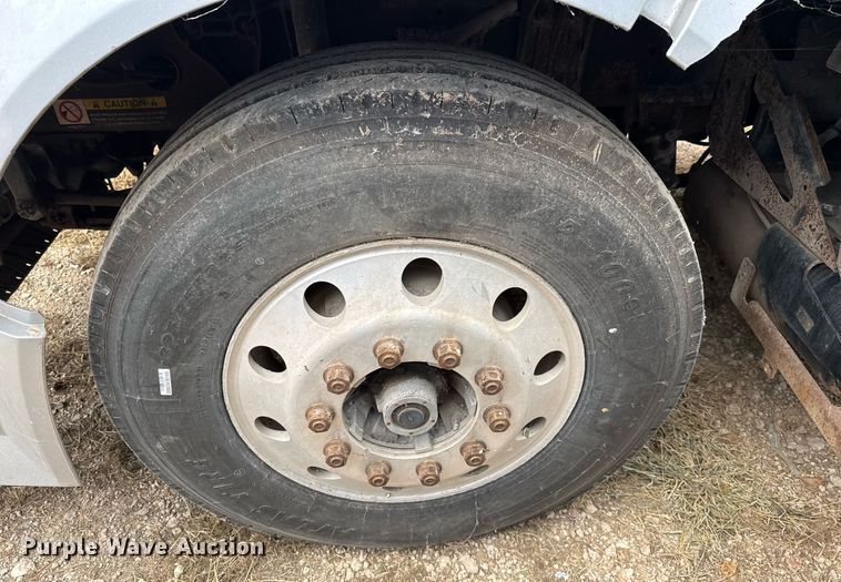 image for item EJ3282 2011 Volvo VN semi truck