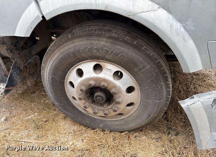 image for item EJ3282 2011 Volvo VN semi truck