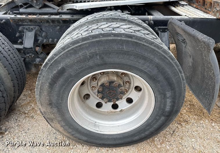 image for item EJ3282 2011 Volvo VN semi truck