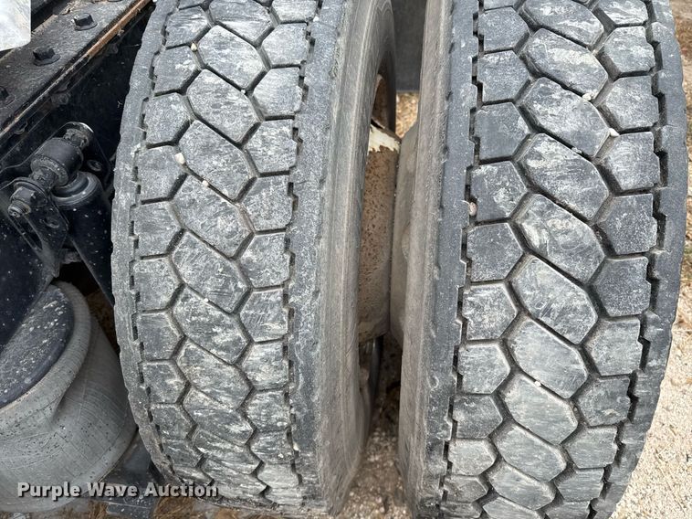 image for item EJ3282 2011 Volvo VN semi truck