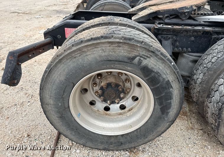 image for item EJ3282 2011 Volvo VN semi truck