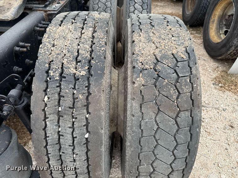 image for item EJ3282 2011 Volvo VN semi truck