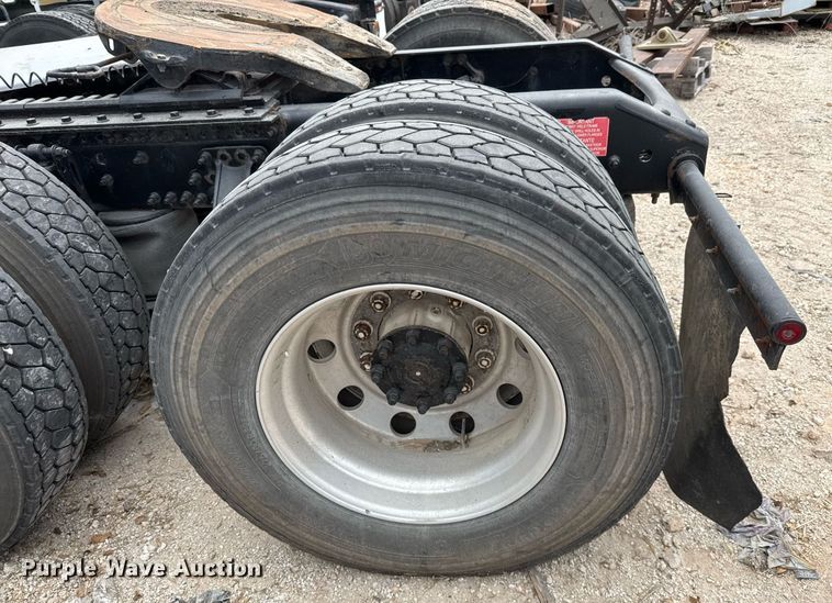 image for item EJ3282 2011 Volvo VN semi truck