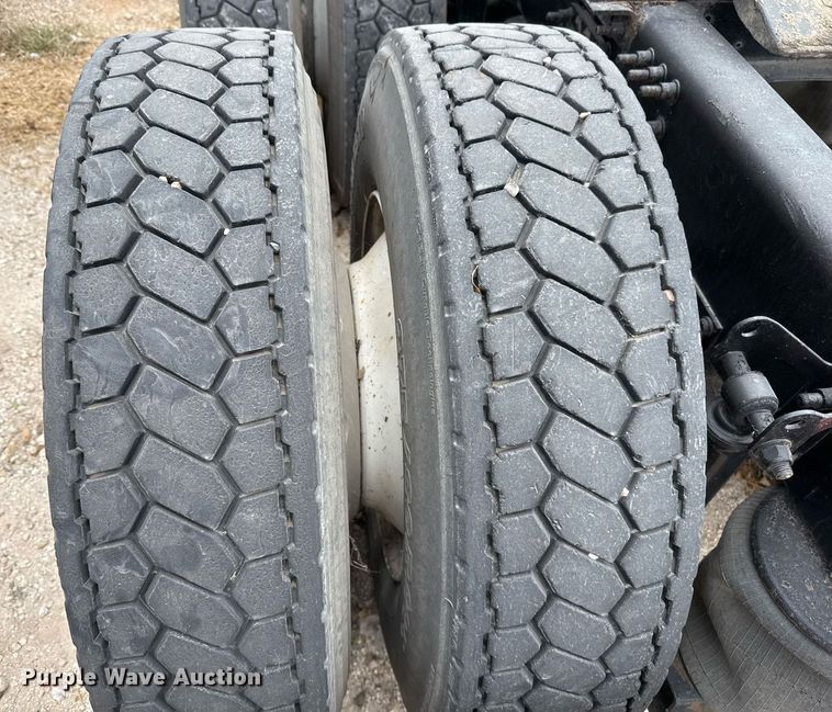 image for item EJ3282 2011 Volvo VN semi truck