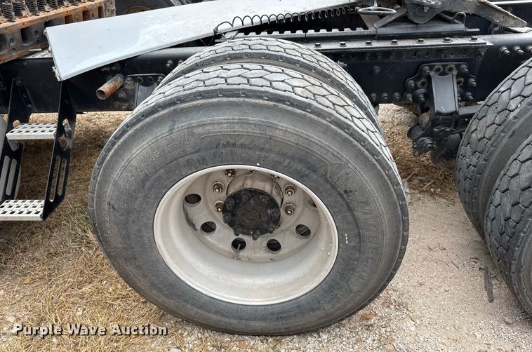 image for item EJ3282 2011 Volvo VN semi truck