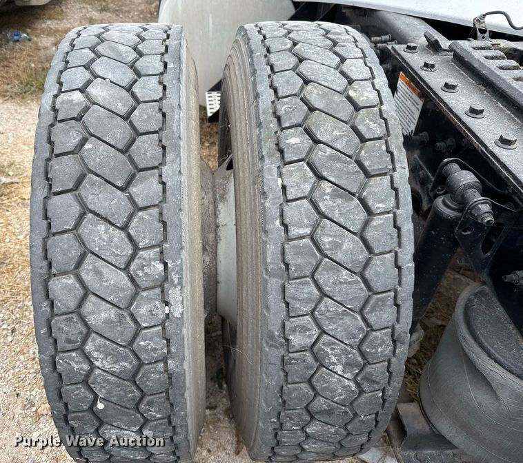 image for item EJ3282 2011 Volvo VN semi truck