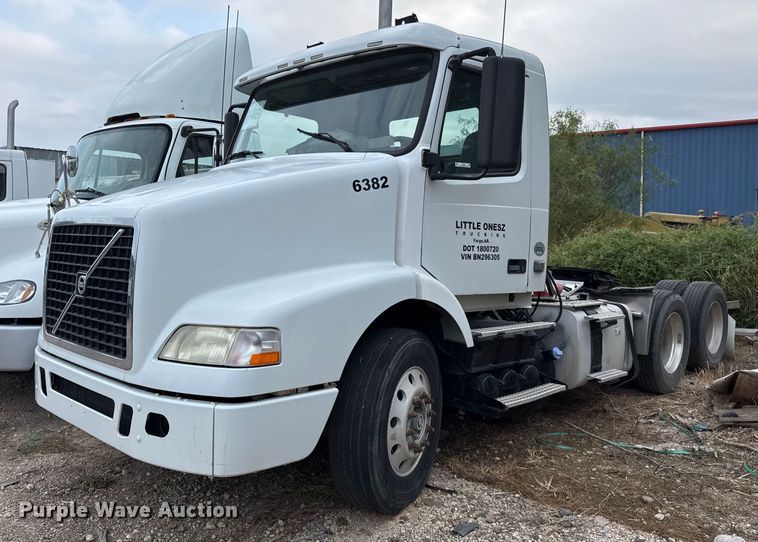 image for item EJ3286 2011 Volvo VN semi truck