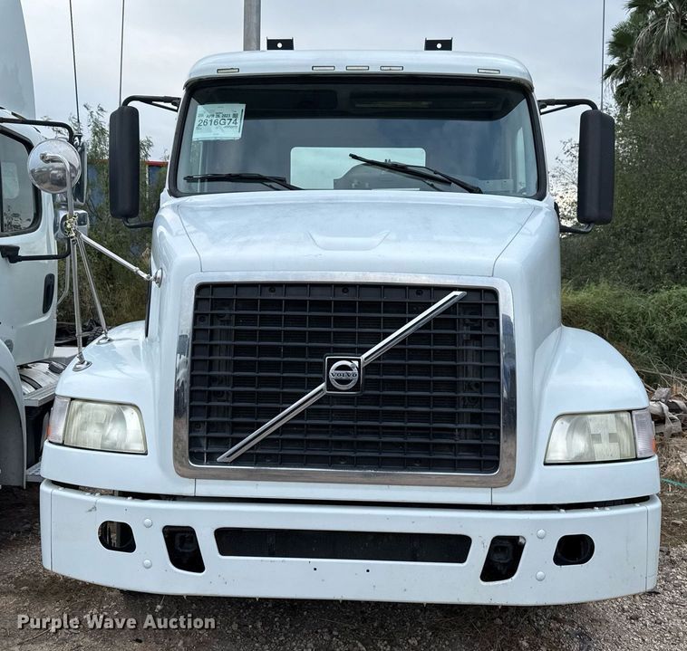 image for item EJ3286 2011 Volvo VN semi truck