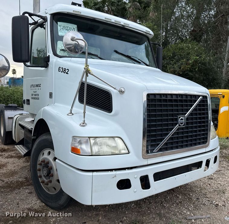 image for item EJ3286 2011 Volvo VN semi truck