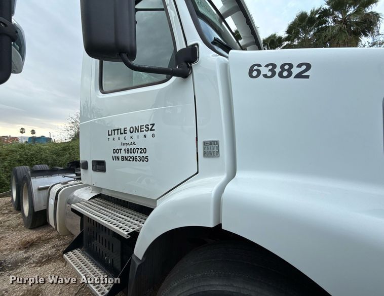 image for item EJ3286 2011 Volvo VN semi truck