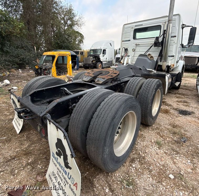 image for item EJ3286 2011 Volvo VN semi truck