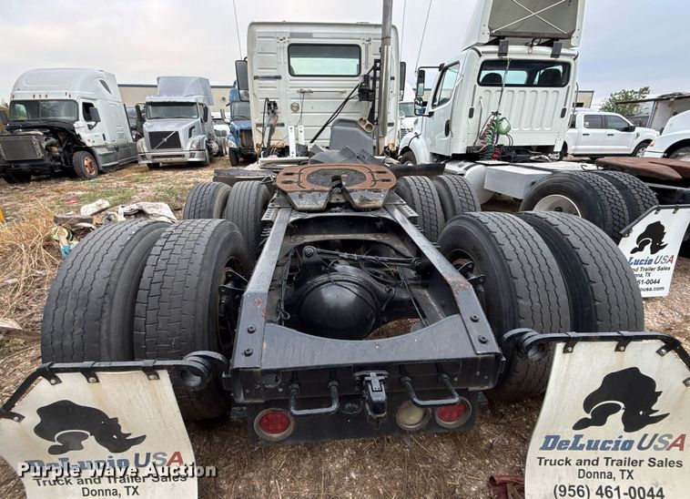 image for item EJ3286 2011 Volvo VN semi truck