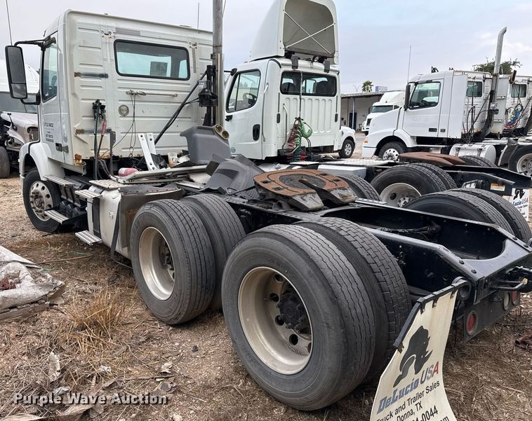 image for item EJ3286 2011 Volvo VN semi truck