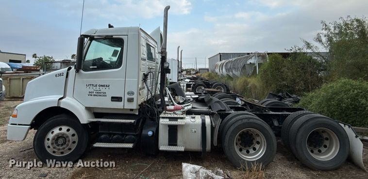 image for item EJ3286 2011 Volvo VN semi truck