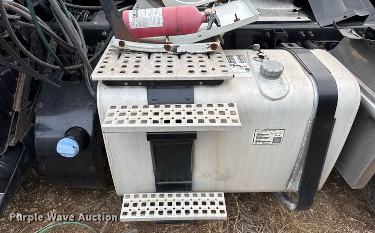 image for item EJ3286 2011 Volvo VN semi truck