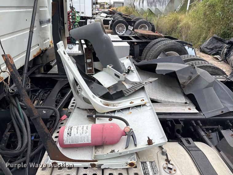 image for item EJ3286 2011 Volvo VN semi truck